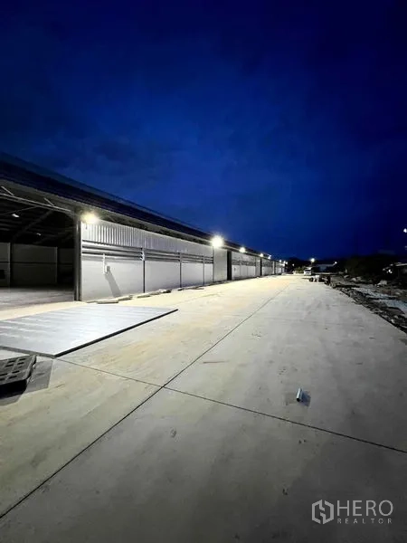 คลังสินค้า ให้เช่าในMueang Samut Prakan, Samut Prakan - มุมมองยามค่ำคืน ทางสัญจรกว้างหน้าโกดังเปิดไฟสว่าง