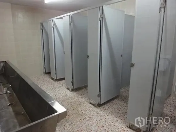 货栈 出租在Bang Sao Thong, Samut Prakan - 员工卫生间，设多个独立隔间与不锈钢长洗手槽。