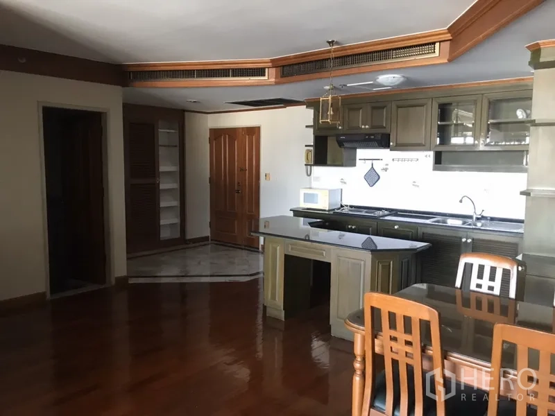 公寓 出租在Watthana, Bangkok - 功能型厨房，带中岛工作台、吊柜与烹饪设备。