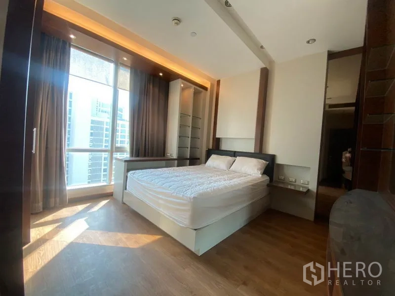 公寓 出租在Sathon, Bangkok - 采光充足的卧室，落地窗与展示层架，木地板。