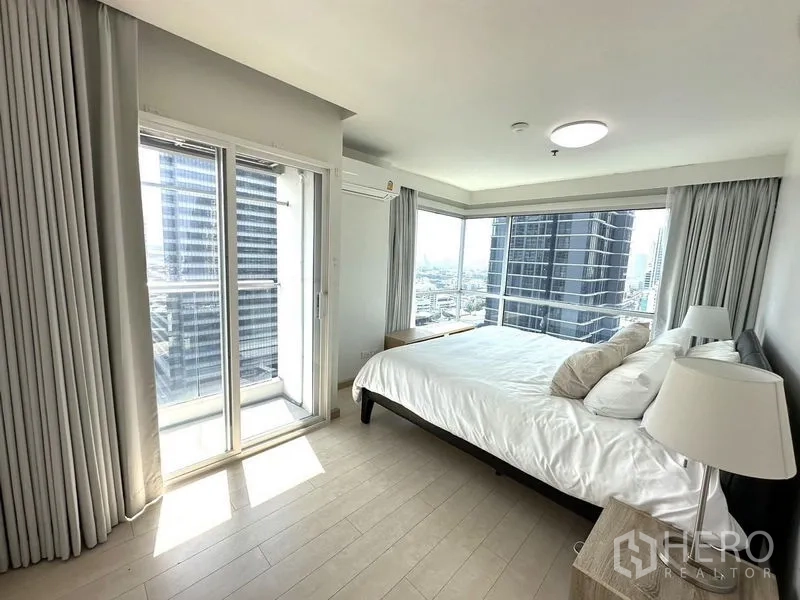 公寓 出租或出售 - 转角主卧，落地窗及阳台门，俯瞰城市景色