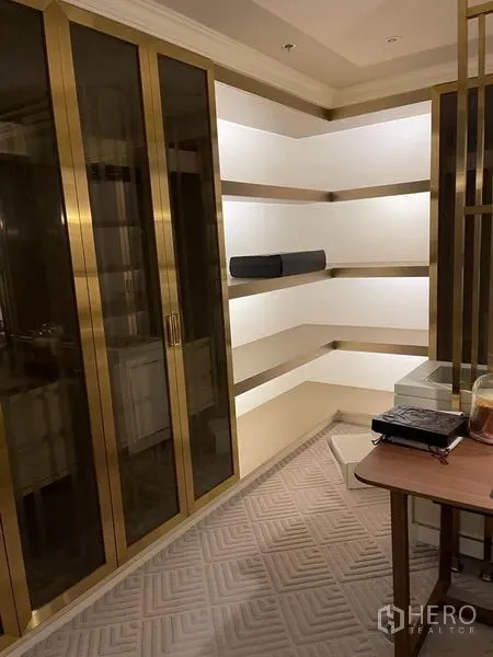 คอนโด ให้เช่าหรือขายในSathon, Bangkok - ห้องทำงานหรือวอล์กอินโคลเซ็ต ประตูตู้กระจกกรอบทอง พร้อมชั้นวางไฟส่อง