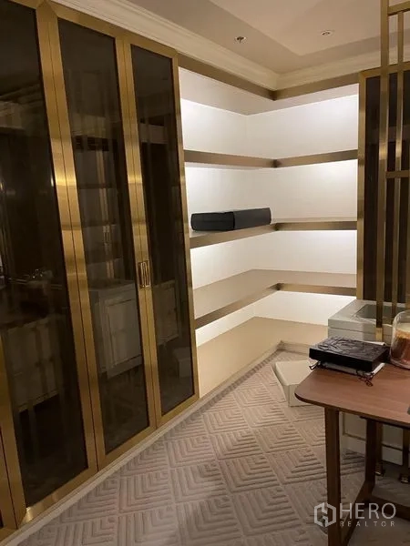 คอนโด ให้เช่าหรือขายในSathon, Bangkok - ห้องทำงานหรือวอล์กอินโคลเซ็ต ประตูตู้กระจกกรอบทอง พร้อมชั้นวางไฟส่อง