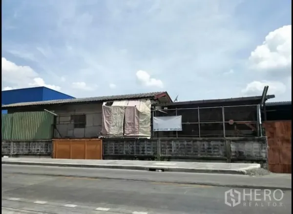 คลังสินค้า ขายในLat Krabang, Bangkok - มุมด้านข้างโกดัง ผนังเมทัลชีทและกำแพงรั้วปูน
