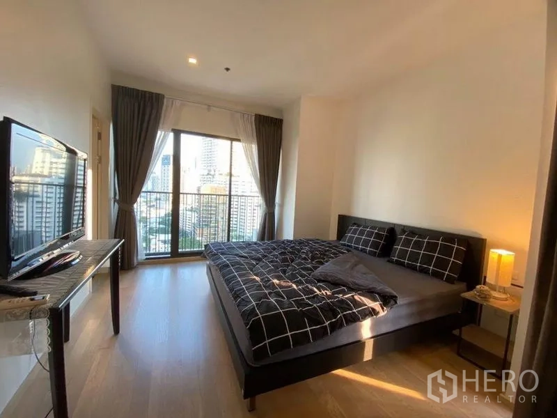 คอนโด ให้เช่าในBangkok - ห้องนอนหลักเตียงคิง หน้าต่างบานใหญ่ พร้อมวิวเมืองกรุงเทพฯ