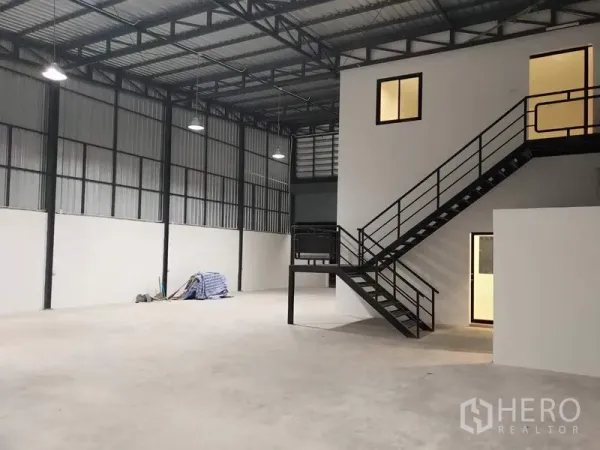 โรงงาน ให้เช่าในLam Luk Ka, Pathum Thani - ภายในโกดังเพดานสูง โครงหลังคาเหล็ก พร้อมออฟฟิศชั้นลอยและบันไดเหล็ก