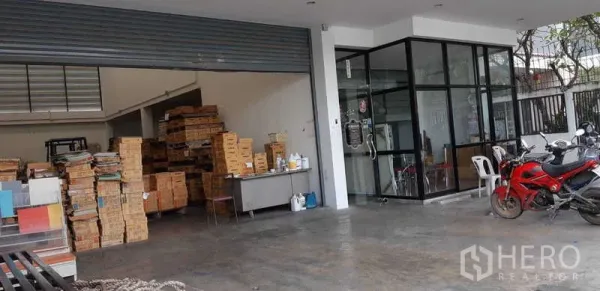 คลังสินค้า ขายในBang Kapi, Bangkok - พื้นที่โหลดของมีหลังคาพร้อมประตูม้วนและออฟฟิศกระจกด้านหน้า