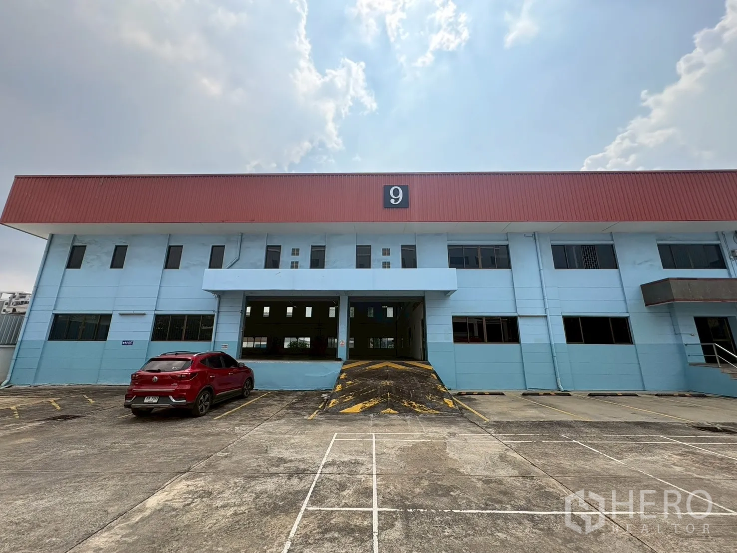 คลังสินค้า for rent in Phra Khanong, Bangkok - มุมใกล้ช่องโหลดสินค้าและทางลาดของโกดัง ทางเข้าออกสะดวกสำหรับรถบรรทุก.