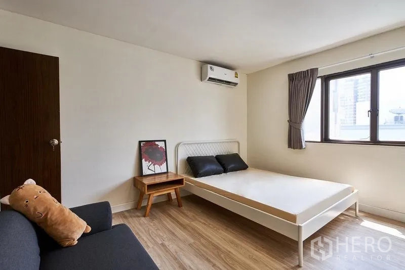 คอนโด ให้เช่าในWatthana, Bangkok - ห้องนอนสว่าง เตียงคู่ หน้าต่างบานใหญ่ เครื่องปรับอากาศ และมุมมองเมือง