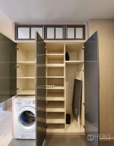 คอนโด ให้เช่าในWatthana, Bangkok - ตู้เก็บของบิวท์อินเปิดโชว์ชั้นวางหลายช่อง ข้างเครื่องซักผ้า