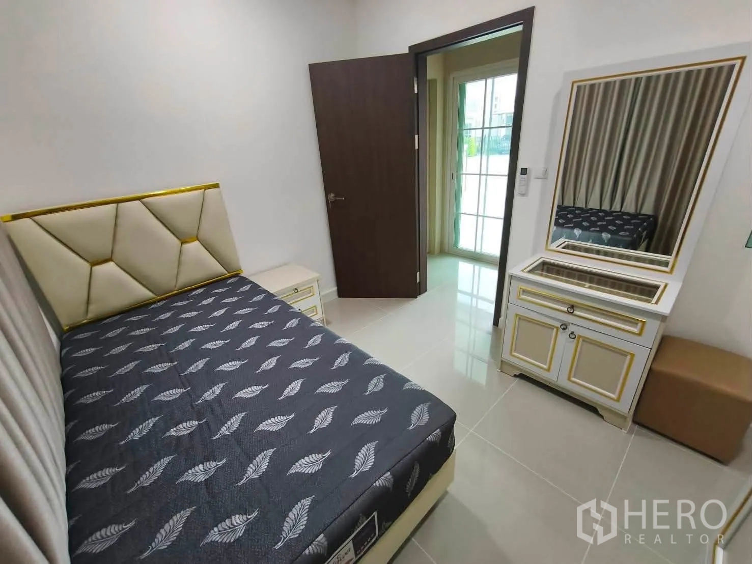 Detached House for rent in Bang Phli, Samut Prakan - Alternate view of guest bedroom showing dressing table and sliding door.