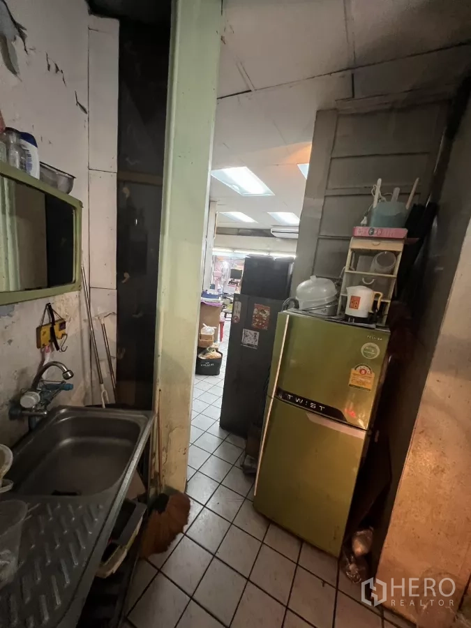 店屋 出租在Watthana, Bangkok - 狭长小厨房通道，不锈钢水槽与地砖