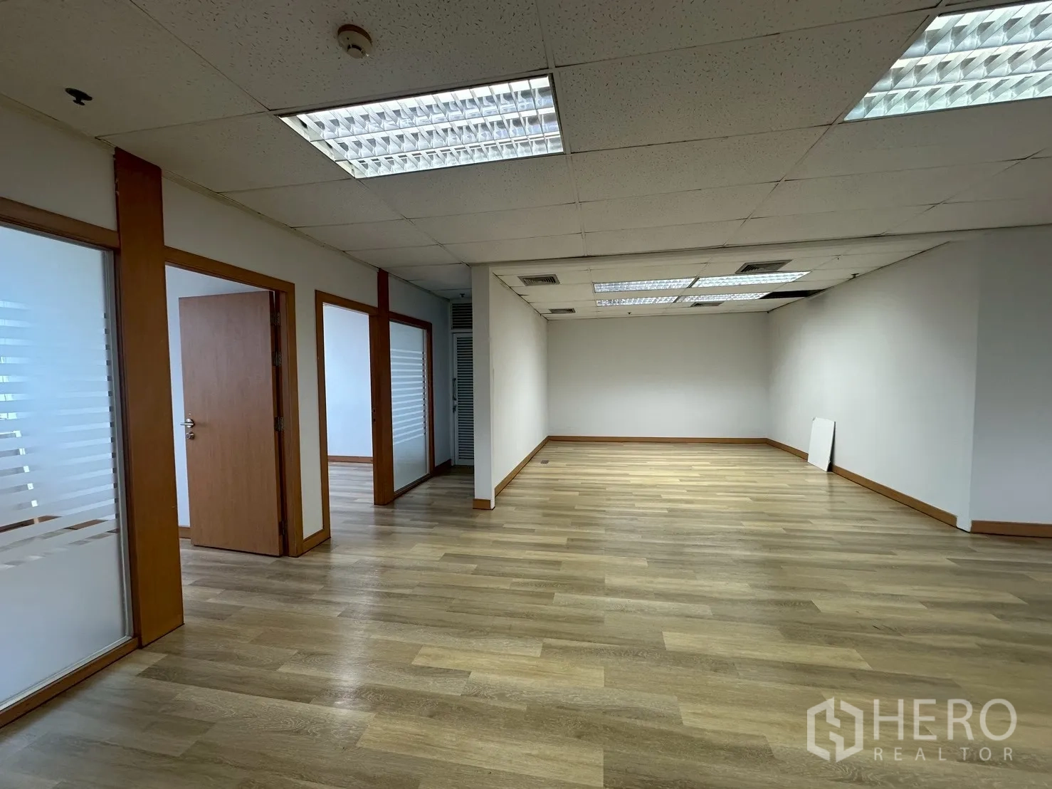 สำนักงาน ให้เช่า - พื้นที่มุมสำหรับทีมงานข้างโถง โทนสีเรียบและไฟดาวน์ไลต์