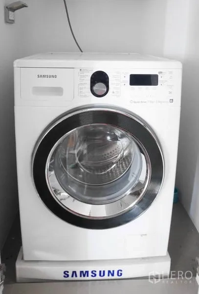 คอนโด ให้เช่าในPhaya Thai, Bangkok - เครื่องซักผ้าฝาหน้า Samsung ในมุมซักล้างขนาดกะทัดรัด