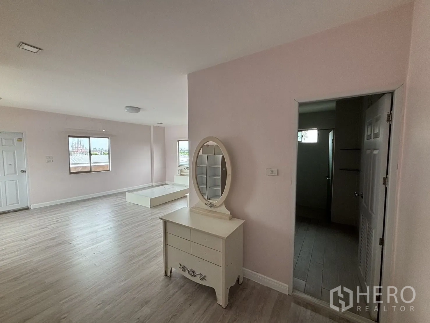 คลังสินค้า ให้เช่าหรือขายในWang Thonglang, Bangkok - ห้องนอนโทนชมพูพร้อมโต๊ะเครื่องแป้งและประตูสู่ระเบียง