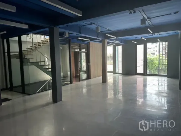 办公空间 出租在Watthana, Bangkok - 明亮的办公室，落地窗、玻璃楼梯间与光滑地面。