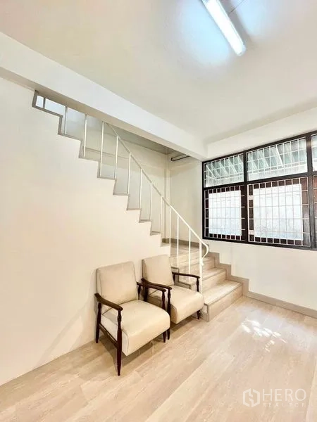 สำนักงานที่บ้าน ให้เช่าในKhlong Toei, Bangkok - ชานพักบันไดพร้อมเก้าอี้อาร์มแชร์คู่ ข้างหน้าต่างติดเหล็กดัด