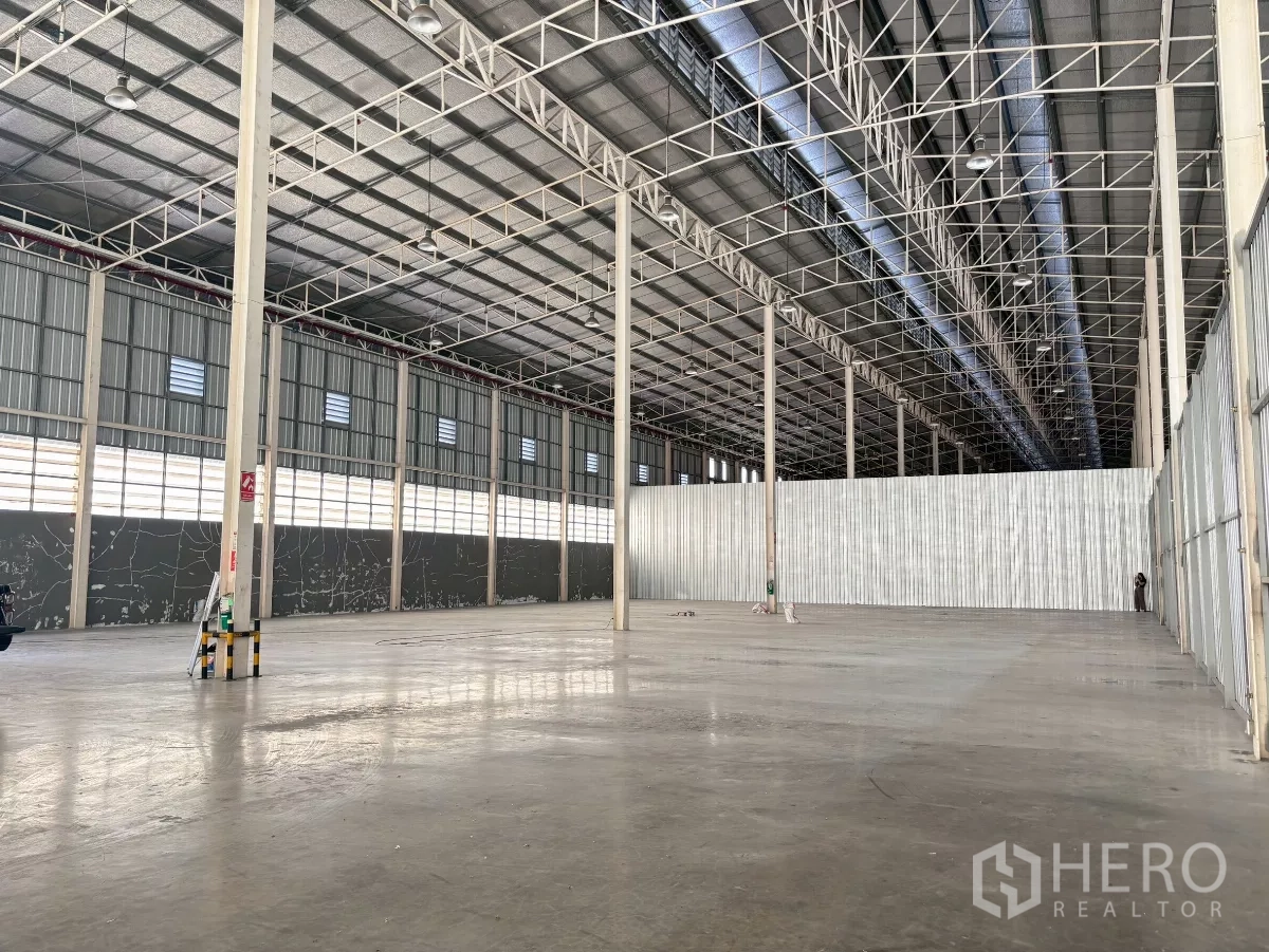 Warehouse for rent in Bang Sue, Bangkok - Spacious warehouse interior with high steel truss roof, insulated panels and smooth concrete floor in Bang Sue, Bangkok.