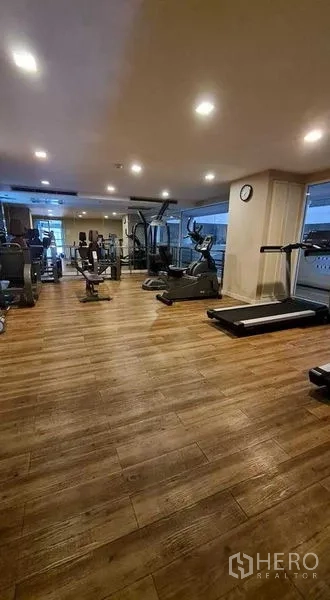 คอนโด ให้เช่าในWatthana, Bangkok - ห้องฟิตเนสคอนโดพร้อมลู่วิ่ง อุปกรณ์เวท และพื้นลายไม้