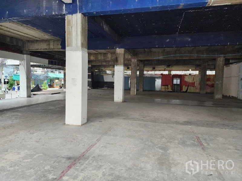 零售空间 出租在Bang Phlat, Bangkok - 商业建筑内部大开间，高层高，周边采光窗。