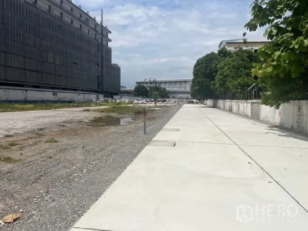 ที่ดิน ให้เช่าในBang Khun Thian, Bangkok - ที่ดินเปล่า บางขุนเทียน ทางเข้าคอนกรีตใหม่ ข้างอาคารคลังสินค้าและต้นไม้ใหญ่