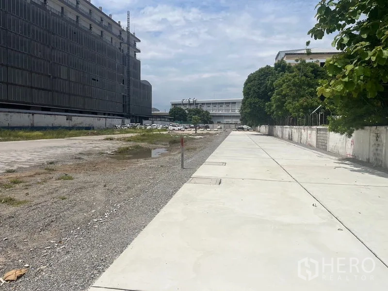 ที่ดิน ให้เช่าในBang Khun Thian, Bangkok - ที่ดินเปล่า บางขุนเทียน ทางเข้าคอนกรีตใหม่ ข้างอาคารคลังสินค้าและต้นไม้ใหญ่