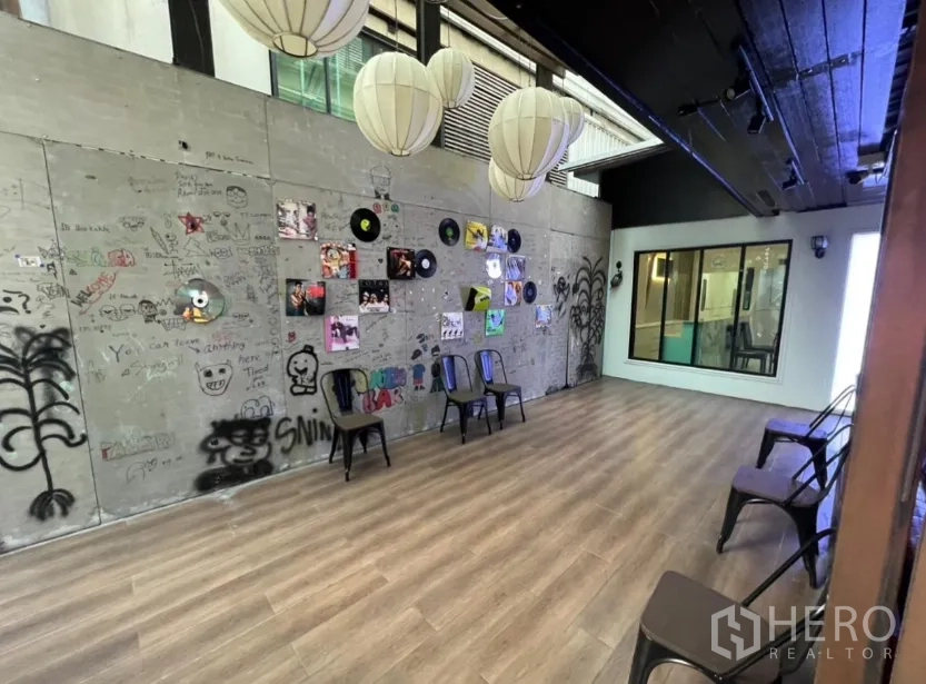 零售空间 出租在Watthana, Bangkok - 半室外中庭，涂鸦特色墙与悬挂灯笼