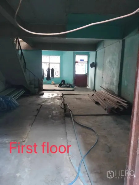 ทาวน์เฮาส์ ให้เช่า - พื้นที่ชั้นล่างโล่งพื้นคอนกรีต มีบันได เหมาะสำหรับตกแต่งต่อ