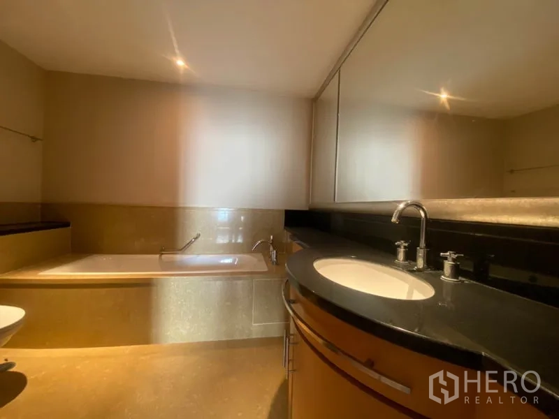 公寓 出租在Sathon, Bangkok - 主卫配浴缸、大镜面与弧形洗手台。