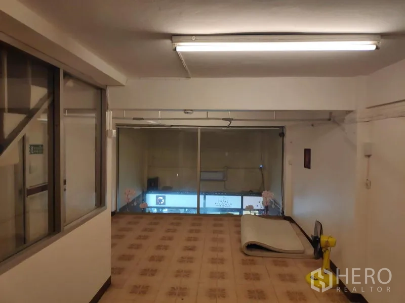 ทาวน์เฮาส์ ให้เช่าในSathon, Bangkok - ห้องชั้นบนปูกระเบื้องลาย พร้อมหน้าต่างกระจกกว้างมองเห็นถนนด้านหน้า