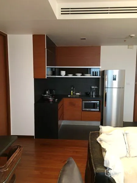 คอนโด ให้เช่าหรือขายในKhlong Toei, Bangkok - ครัวแบบเปิด ตู้ไม้ บานกันเปื้อนสีดำ พร้อมไมโครเวฟและตู้เย็นสแตนเลส