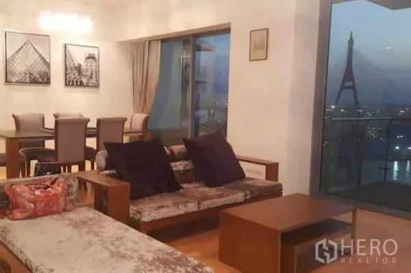 公寓 出租或出售在Yan Nawa, Bangkok - 温馨的客餐厅，落地窗眺望昭拍耶河与披密蓬大桥。