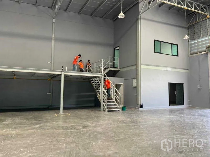 คลังสินค้า ให้เช่าในBang Khun Thian, Bangkok - ชั้นลอยพร้อมบันไดและหน้าต่างมองลงสู่พื้นที่โกดัง
