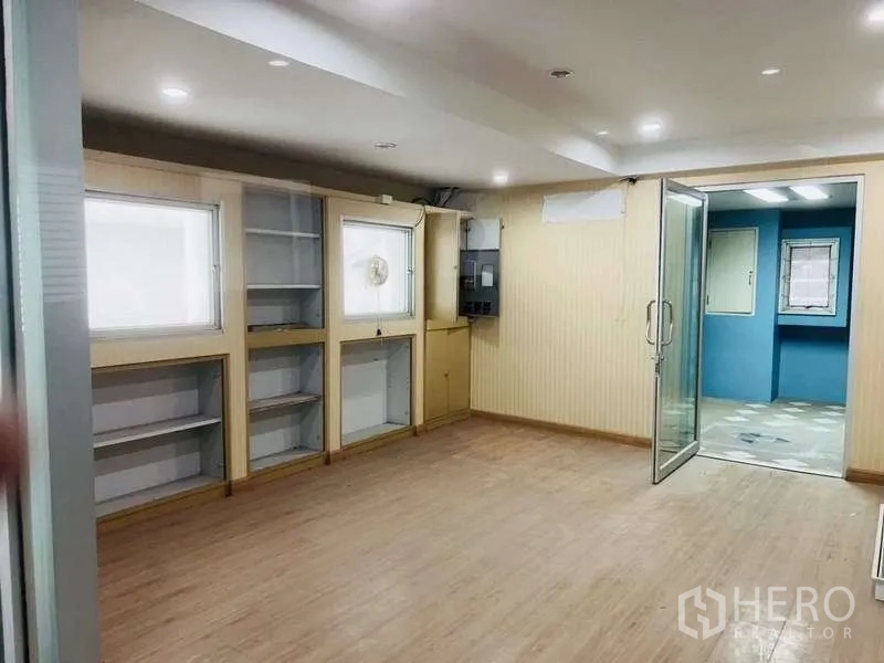 สำนักงานที่บ้าน ขายในHuai Khwang, Bangkok - ห้องทำงานพร้อมชั้นบิลท์อิน พื้นไม้ และประตูกระจกเชื่อมห้อง