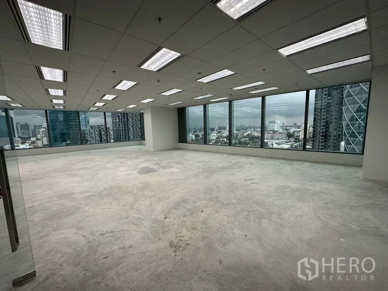 办公空间 出租在Ratchathewi, Bangkok - 明亮办公室，整面落地窗与城市景观，灵活可定制布局，近Ari轻轨站。