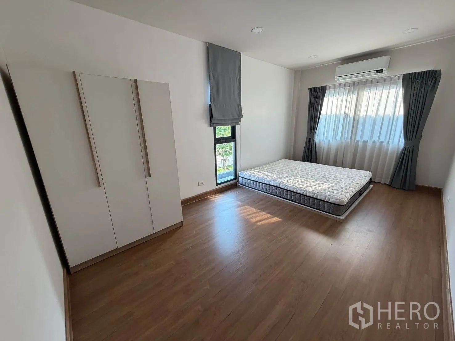 บ้านเดี่ยว for rent in Bang Phli, Samut Prakan - ห้องนอนกว้างมีที่นอน ตู้เสื้อผ้า แอร์ และหน้าต่างบานใหญ่.