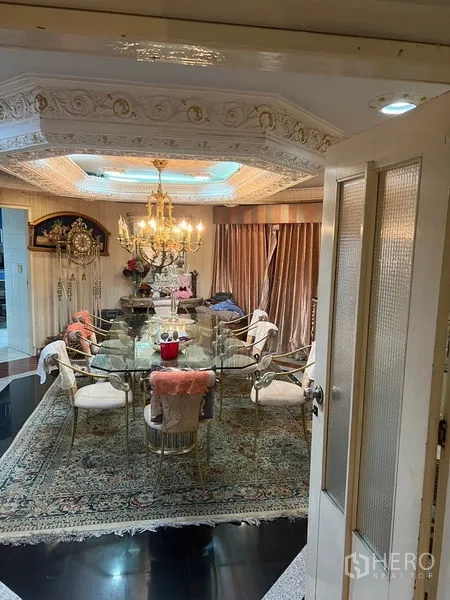 คอนโด ขายในKhlong Toei, Bangkok - พื้นที่รับประทานอาหารขนาดใหญ่ โต๊ะกระจกยาว โคมระย้า และพรมปูพื้น