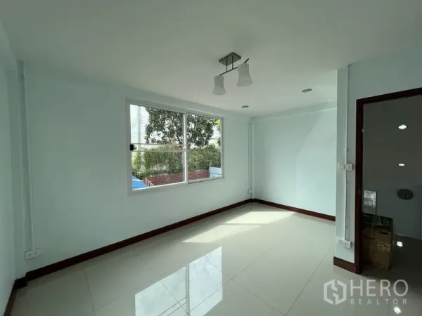 บ้าน ให้เช่าในKhlong Toei, Bangkok - ห้องนอนรับแสงธรรมชาติ หน้าต่างบานใหญ่ ผนังสีอ่อน พื้นกระเบื้องเงา