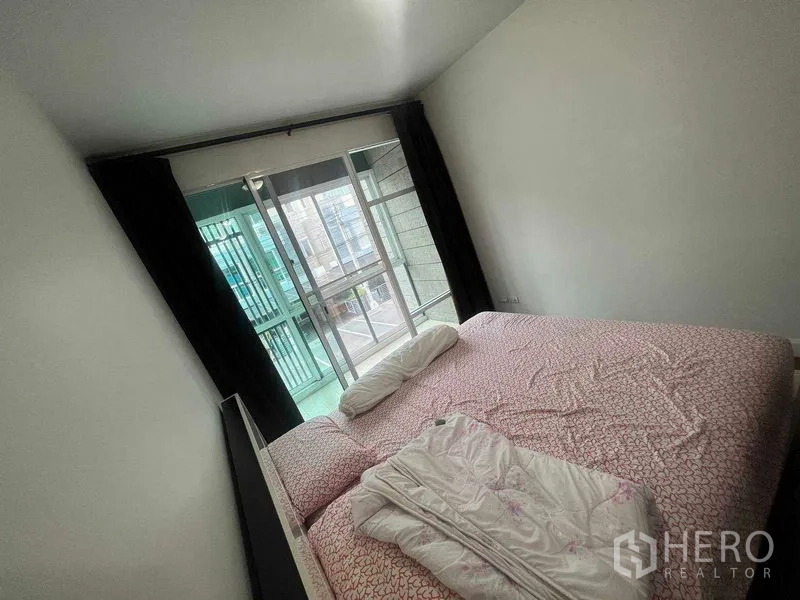 ทาวน์เฮาส์ ให้เช่าในBueng Kum, Bangkok - ห้องนอนเชื่อมระเบียงด้วยประตูกระจกเลื่อนและผ้าม่านทึบ