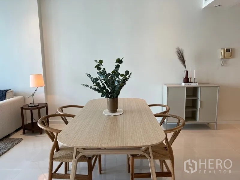 คอนโด ให้เช่าในWatthana, Bangkok - โต๊ะกินข้าวนั่งได้หกที่ ตกแต่งแจกันใบไม้ โทนเรียบสะอาดตา