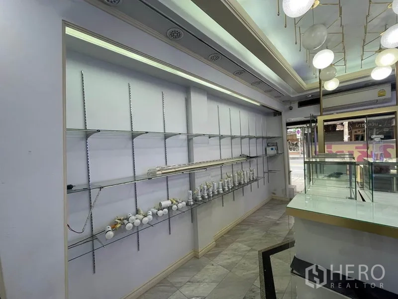 店屋 出租在Bang Rak, Bangkok - 靠窗的可调玻璃搁板展示墙。