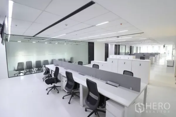 สำนักงาน ให้เช่าในChatuchak, Bangkok - สำนักงานแผนผังเปิดพร้อมโต๊ะทำงานเรียงแถว ตู้เก็บของ และผนังกระจกฝ้า