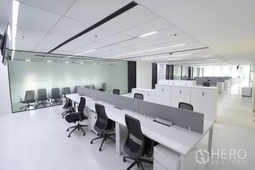 สำนักงาน ให้เช่าในChatuchak, Bangkok - สำนักงานแผนผังเปิดพร้อมโต๊ะทำงานเรียงแถว ตู้เก็บของ และผนังกระจกฝ้า