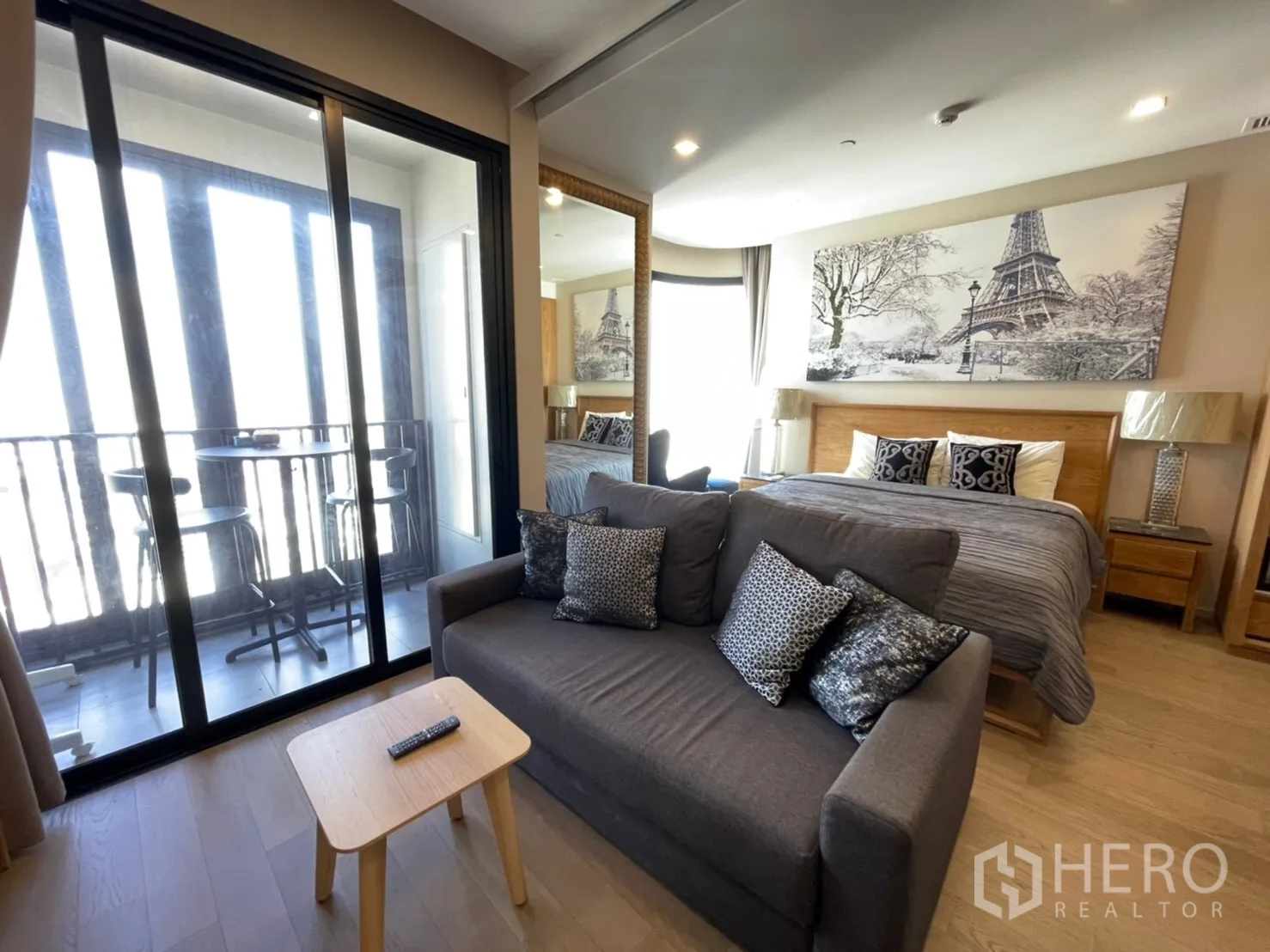 公寓 for rent in Watthana, Bangkok - 开放式起居与卧室空间，配沙发、床与推拉门阳台。