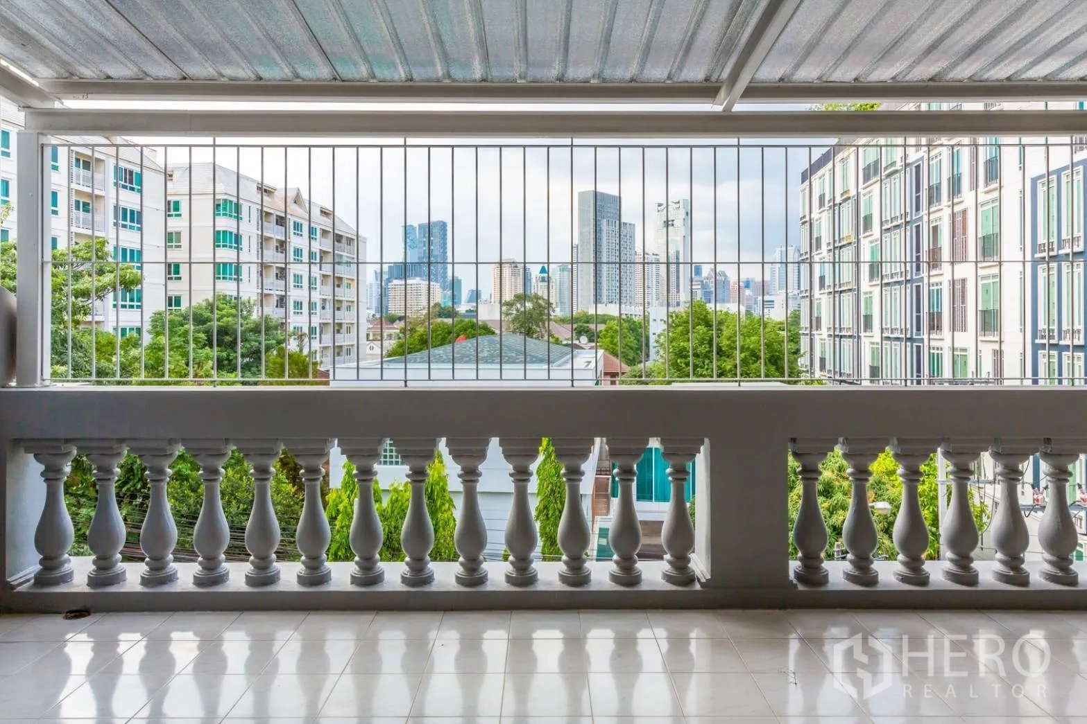 带办公室的家 出租在Bang Rak, Bangkok - 有顶阳台配古典栏杆，俯瞰是隆天际线。