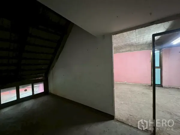 店屋 出租在Watthana, Bangkok - 带低斜顶的阁楼式空间，排布小窗，光线昏暗。