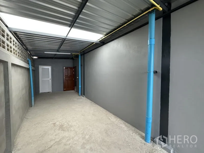 คลังสินค้า ให้เช่าในLam Luk Ka, Pathum Thani - โถงทางเดินด้านข้างมีหลังคา พร้อมท่อสาธารณูปโภคและประตูบริการ