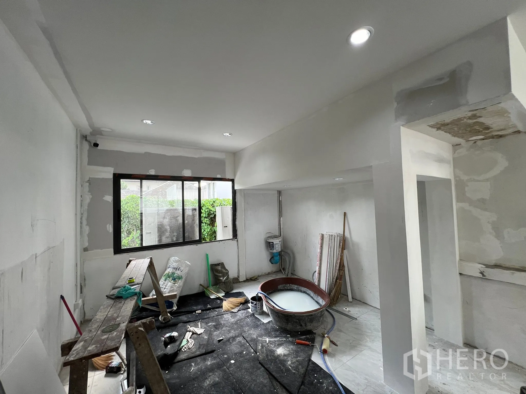 零售空间 出租在Khlong Toei, Bangkok - 一层施工中，装修材料与窗户可见