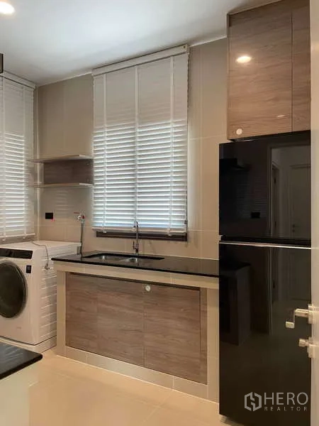 Detached House for rent in Bang Kapi, Bangkok - Fully fitted kitchen with fridge, sink and washing machine under wide blinds.