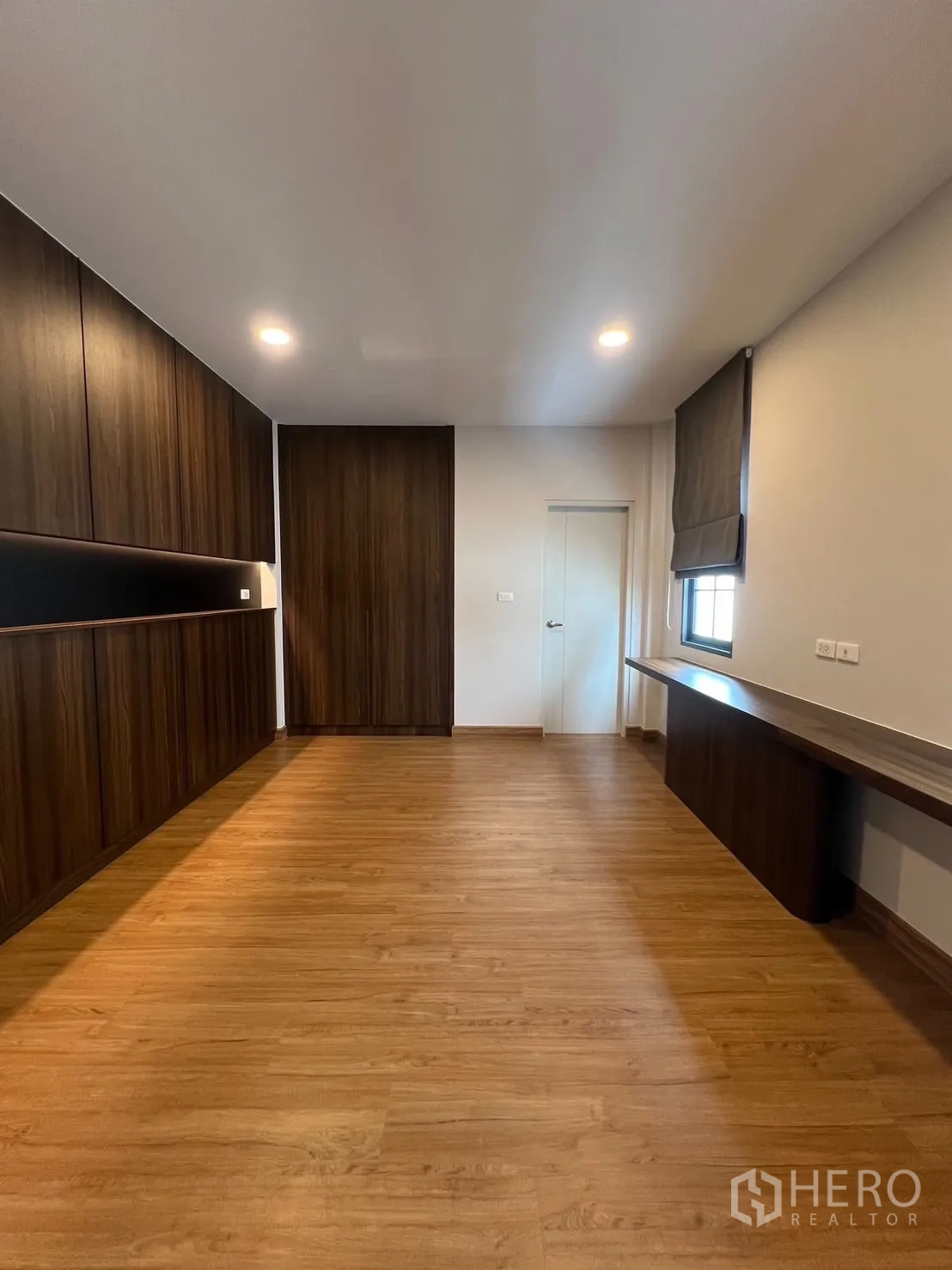 Detached House for rent in Bang Phli, Samut Prakan - Large multipurpose room with wood flooring, cabinetry and corner desk.